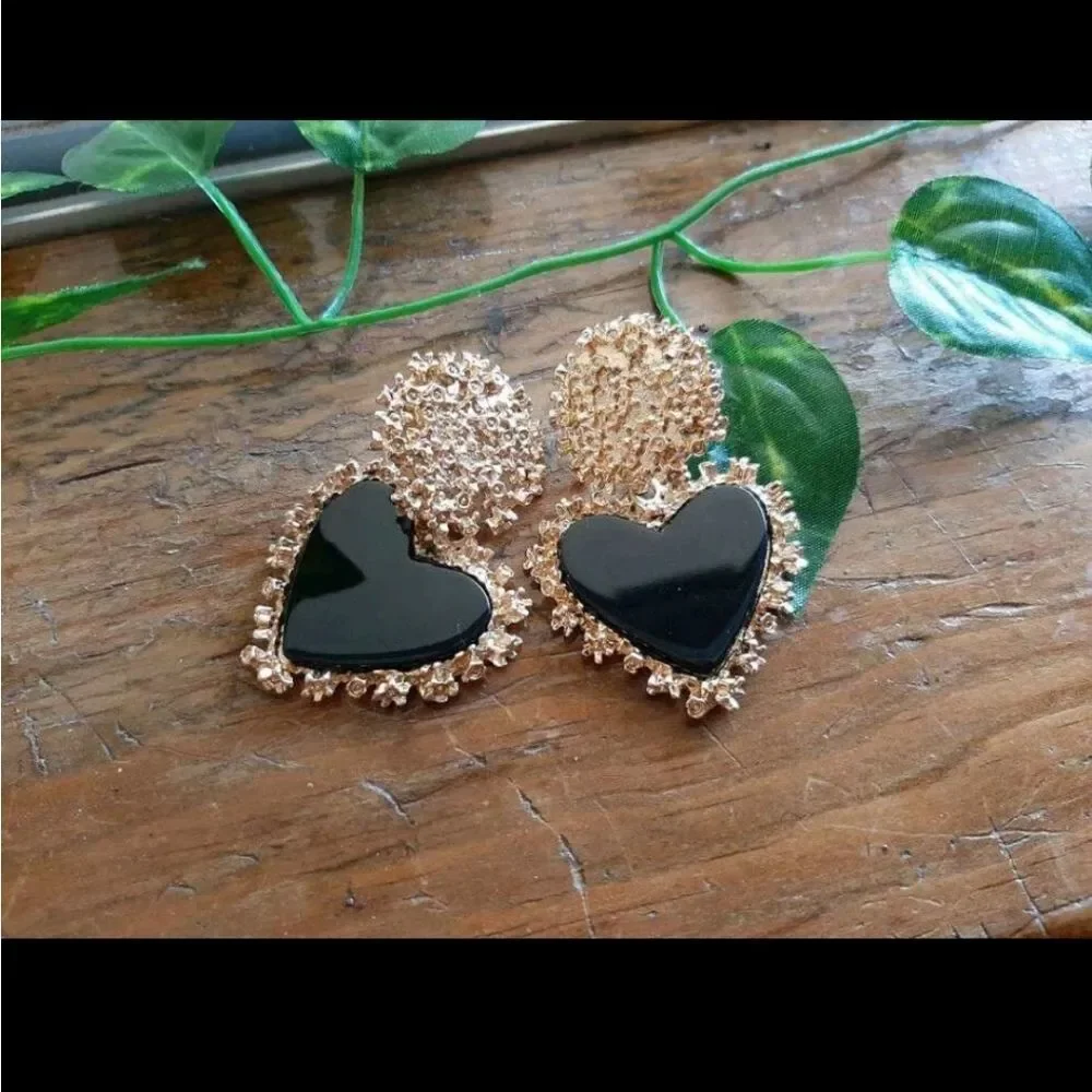NWOT heart textured earrings - Picture 1 of 2